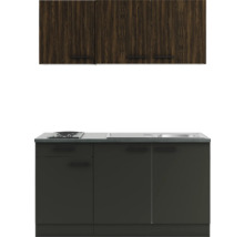 Cuisine équipée avec éléments hauts, plaque de cuisson et évier