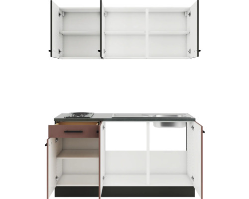 Küchenzeile mit offenen Hängeschränken und Unterschränken