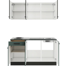 Cuisine équipée avec éléments hauts, évier et plaque de cuisson