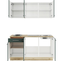 Cuisine équipée avec éléments hauts, évier et plaque de cuisson