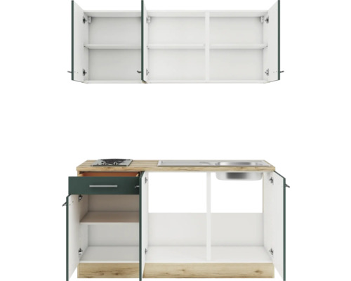 Cuisine équipée avec éléments hauts, évier et plaque de cuisson