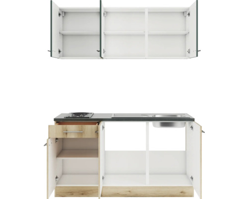 Cuisine équipée avec évier, plaque de cuisson, tiroir et placards ouverts