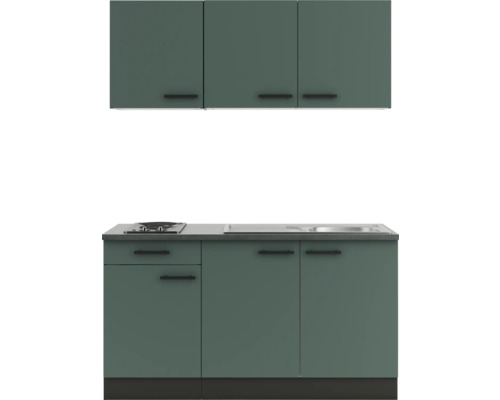 Cuisine équipée avec évier, plaque de cuisson et éléments hauts