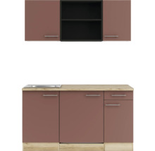 Küchenzeile mit Spüle, Schränken und Regalen zur Kücheneinrichtung