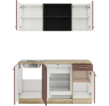 Kompakte Küche mit Spüle, Kühlschrank, Schublade und offenen Schrankfächern