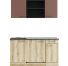 Küchenzeile mit Spüle und Hängeschränken