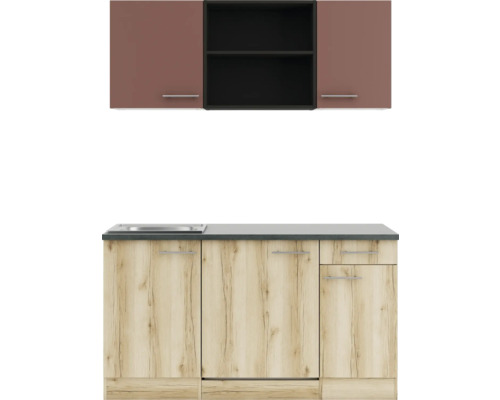 Küchenzeile mit Spüle und Hängeschränken