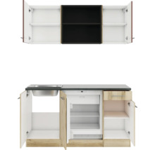 Küchenzeile mit Spüle, Kühlschrank, Schublade und offenen Schränken