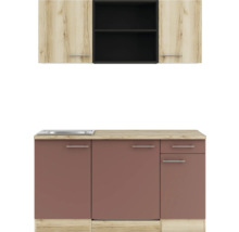 Küchenzeile mit Spüle, Unterschränken und Hängeschränken