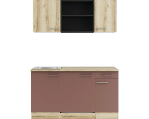 Küchenzeile mit Spüle, Unterschränken und Hängeschränken