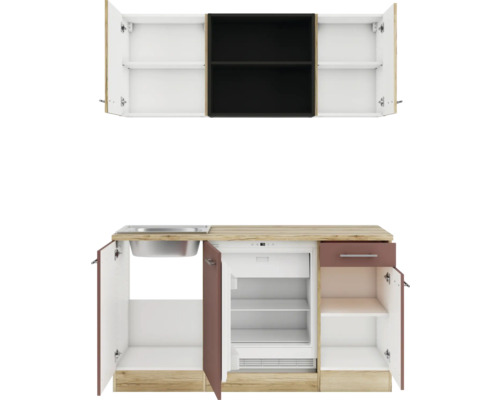 Küchenzeile mit Spüle, Kühlschrank, Schublade und offenen Schrankfächern