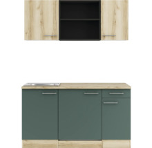 Küchenzeile mit Hängeschränken und Spüle