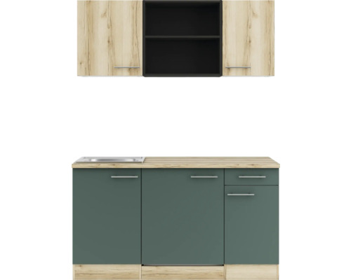 Küchenzeile mit Hängeschränken und Spüle