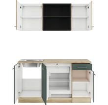 Küchenzeile mit Spüle, Kühlschrank und Hängeschrank