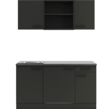 Küchenzeile mit Spüle und Hängeschränken