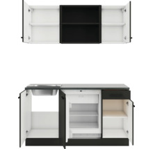 Küchenzeile mit Spüle, Kühlschrank und Hängeschränken zur Aufbewahrung von Küchenutensilien