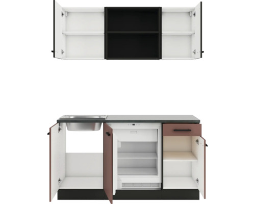 Kompakte Küchenzeile mit Spüle, Kühlschrank und Hängeschränken für kleine Räume