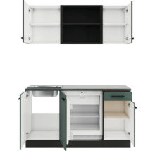 Cuisine équipée avec évier, réfrigérateur et éléments hauts pour ranger les ustensiles de cuisine