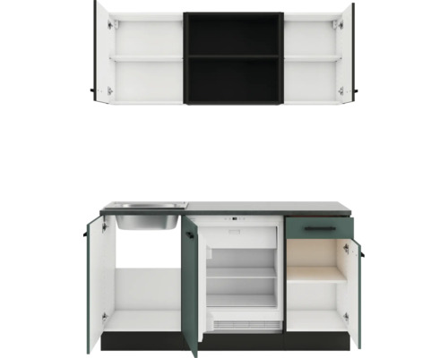 Cuisine équipée avec évier, réfrigérateur et éléments hauts pour ranger les ustensiles de cuisine