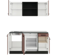 Küchenzeile mit Spüle, Kühlschrank und Hängeschränken