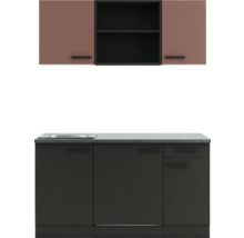 Küchenzeile mit Spüle, Unterschränken und Hängeschränken