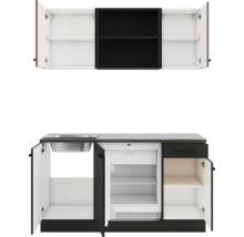 Kompakte Küche mit Spüle, Kühlschrank und mehreren Schränken zur Aufbewahrung