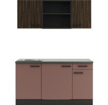 Küchenzeile mit Hängeschränken und Spüle