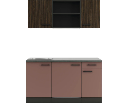 Küchenzeile mit Hängeschränken und Spüle