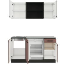 Küchenzeile mit Spüle, Kühlschrank und Hängeschränken