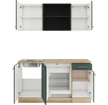 Cuisine compacte avec évier, réfrigérateur, placards et étagères