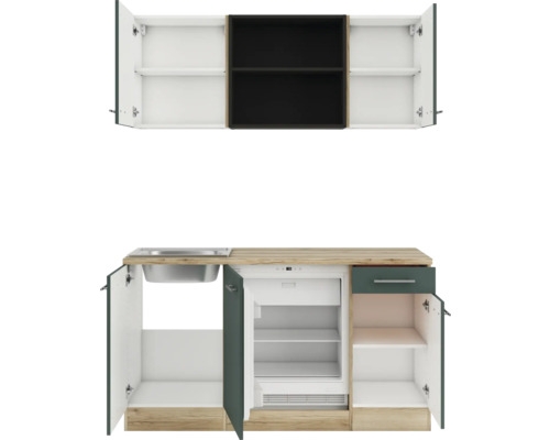 Cuisine compacte avec évier, réfrigérateur, placards et étagères