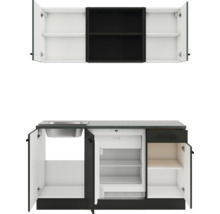 Petite cuisine avec évier, réfrigérateur et éléments hauts pour le rangement de la cuisine