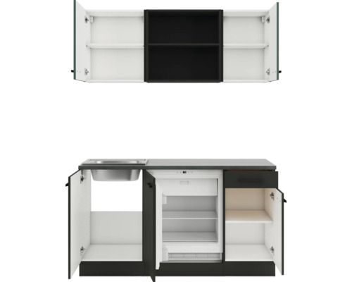 Petite cuisine avec évier, réfrigérateur et éléments hauts pour le rangement de la cuisine