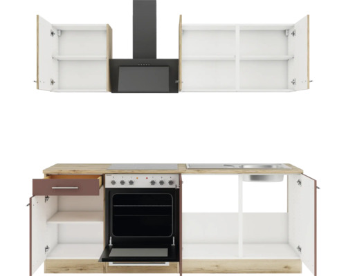 Küchenzeile mit Hängeschränken, Dunstabzugshaube, Herd und Spüle