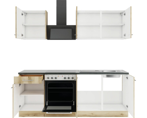 Küchenzeile mit Hängeschränken, Dunstabzugshaube, Spüle und Elektroherd mit Backofen