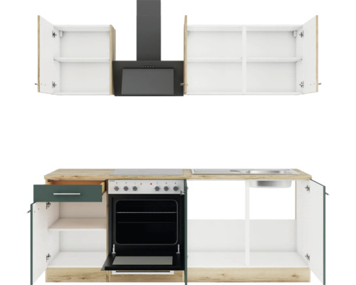 Küchenzeile mit Hängeschränken, Dunstabzugshaube, Herd und Spüle.