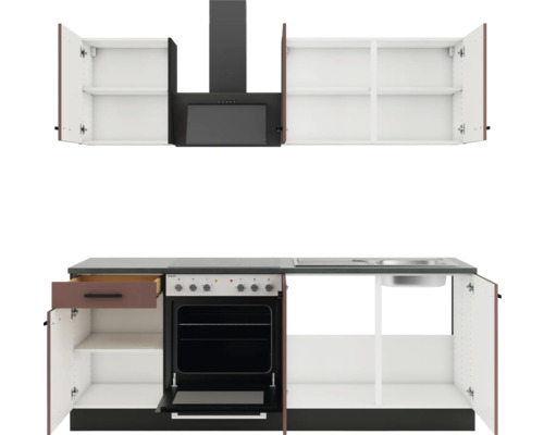 Küchenzeile mit Hängeschränken, Dunstabzugshaube, Spüle und Herd mit Backofen