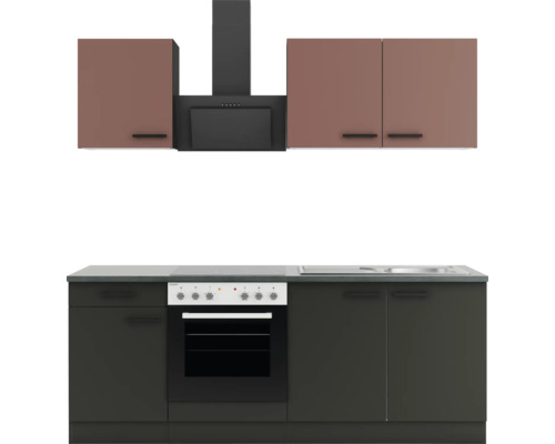 Küchenzeile mit Hängeschränken, Dunstabzugshaube, Herd und Spüle