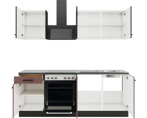 Küchenzeile mit Herd, Spüle, Dunstabzugshaube und Schränken