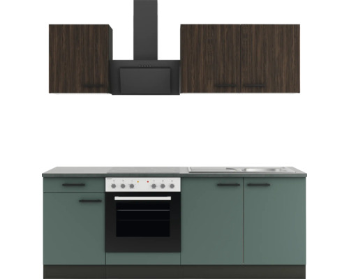 Küchenzeile mit Hängeschränken, Dunstabzugshaube und Elektroherd