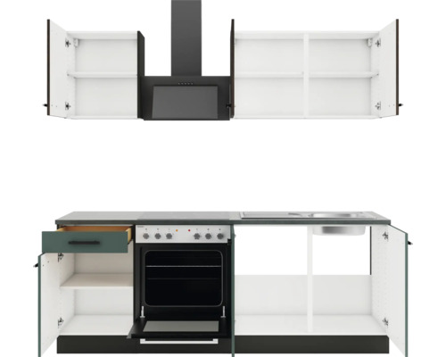 Küchenzeile mit Hängeschränken, Dunstabzugshaube, Herd und Spüle