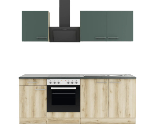 Küchenzeile mit Hängeschränken, Dunstabzugshaube und Einbauherd