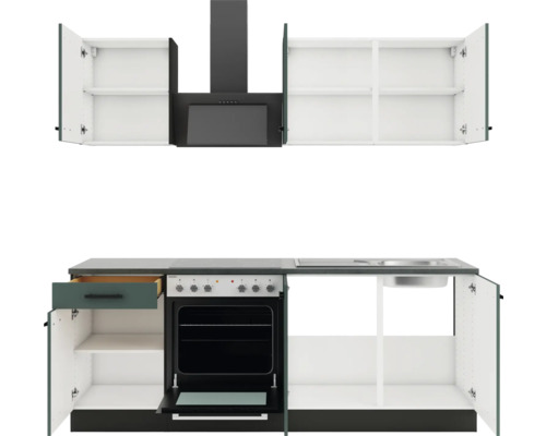 Küchenzeile mit Schränken, Herd, Spüle und Dunstabzugshaube