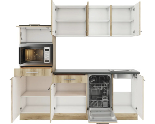 Küchenzeile mit Spüle, Geschirrspüler, Mikrowelle und offenen Schränken