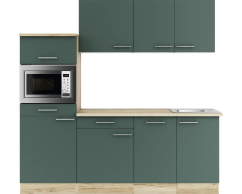 Küchenzeile mit Spüle, Arbeitsplatte, Hängeschränken und Mikrowelle