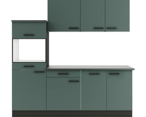 Küchenzeile mit Ober- und Unterschränken sowie offenem Fach