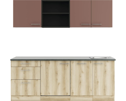 Cuisine équipée avec éléments hauts et bas et évier