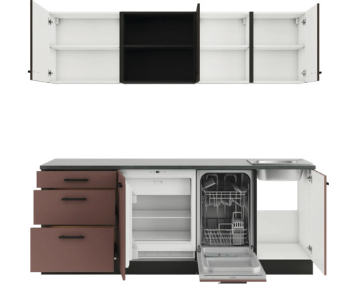Küchenzeile mit Spüle, Geschirrspüler, Kühlschrank, Schubladen und Hängeschränken