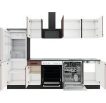 Küchenzeile mit Kühlschrank, Geschirrspüler, Herd, Dunstabzugshaube und Schränken