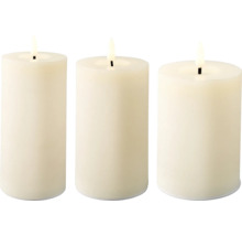 Trois bougies en cire avec flamme